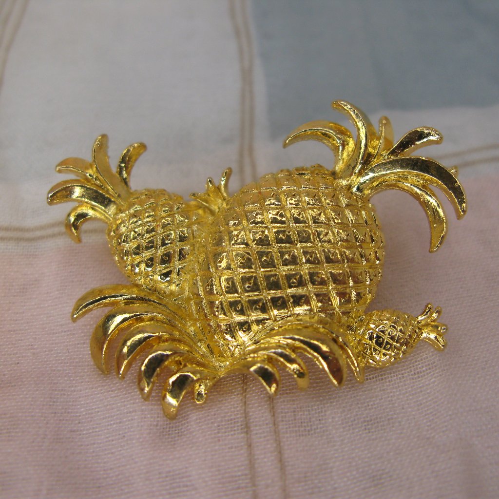 Gold Tone Textured Pineapple Brooch Pin Gold Tone Textured Pineapple Brooch Pin